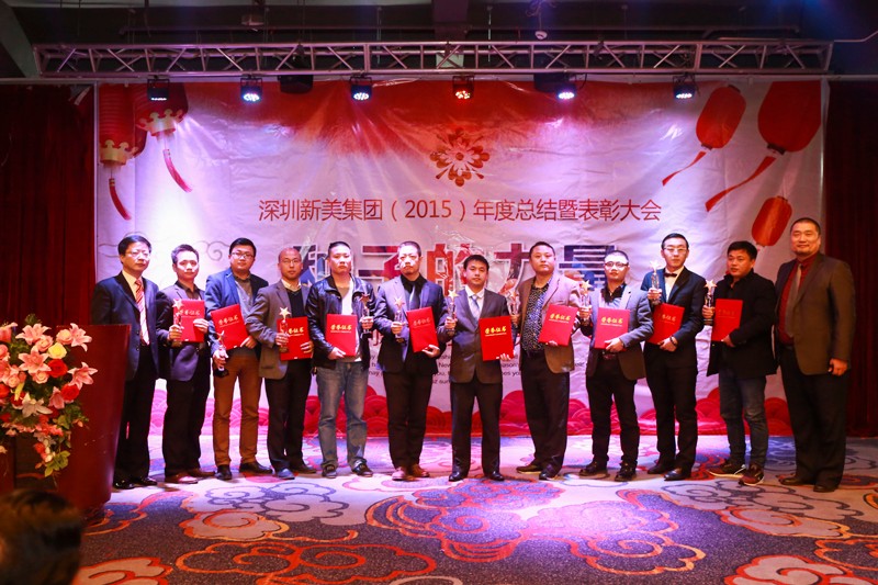 集團(tuán)副總裁陳連輝先生與向海濱先生與獲得優(yōu)秀工程銅獎(jiǎng)的負(fù)責(zé)人合影