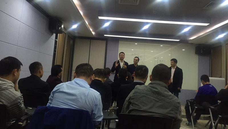 李總參與談論，及時補充、糾正問題